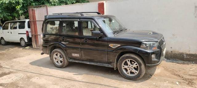 https://images10.gaadi.com/usedcar_image/3404511/original/VCC_IMG_1679469011136_1717121_333_1679469872_344154b1-5db6-48ac-bb75-9380ce9cafbc.jpg?imwidth=6402