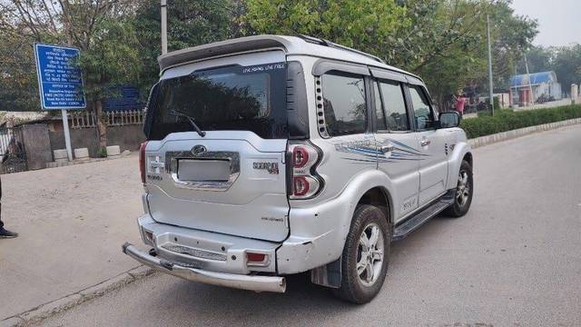 https://images10.gaadi.com/usedcar_image/3404598/original/VCC_1717021_126_1679543944_f0455a17-7e28-4132-a70f-96ffc5d337f8.jpg?imwidth=6402