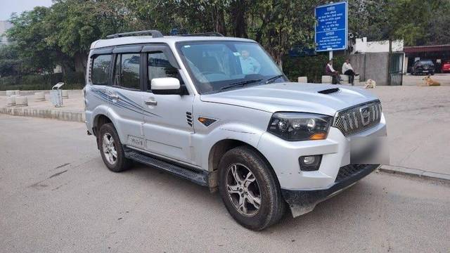 https://images10.gaadi.com/usedcar_image/3404598/original/VCC_1717021_333_1679543930_f0455a17-7e28-4132-a70f-96ffc5d337f8.jpg?imwidth=6400
