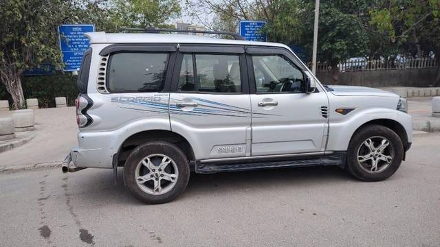 https://images10.gaadi.com/usedcar_image/3404598/original/VCC_IMG_1679461146220_1717021_97_1679461511_f0455a17-7e28-4132-a70f-96ffc5d337f8.jpg?imwidth=6401