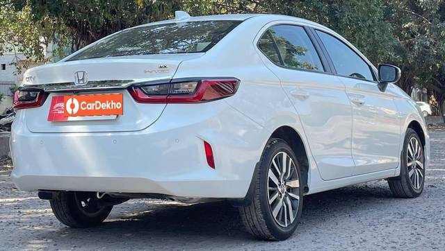 https://images10.gaadi.com/usedcar_image/3404601/original/zz1_crop_img_6431239b811ca_1680941979_04eed325-b830-4af8-a4d2-441d4368a341.jpg?imwidth=6402