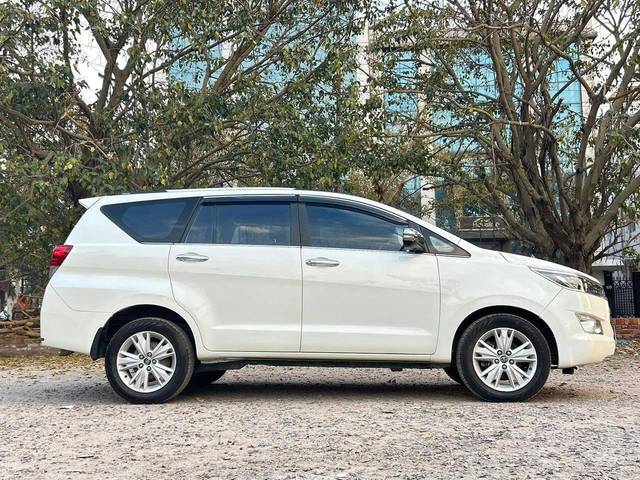 https://images10.gaadi.com/usedcar_image/3404967/original/used_car_2734165_1681649403_85e4a359-aa13-4d4e-9ce4-a4155b07658e_b9198647-0f98-4610-a59e-dbb8d7c32564.jpg?imwidth=6402