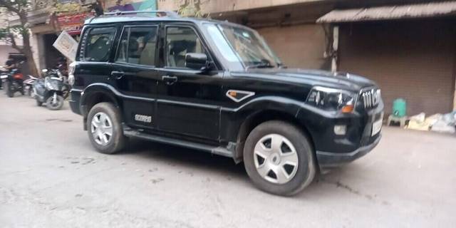 https://images10.gaadi.com/usedcar_image/3405487/original/VCC_IMG_1679488618435_1717382_334_1679488917_d8dc82e5-616c-4d86-ad2d-c6a849e1d0c2.jpg?imwidth=6401