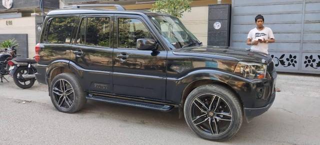 https://images10.gaadi.com/usedcar_image/3406226/original/VCC_IMG_1679560470828_1717670_333_1679560976_c18c9785-ceb6-4a98-b970-46ad51b504b0.jpg?imwidth=6401