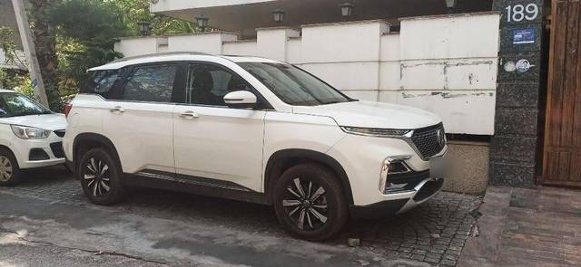 https://images10.gaadi.com/usedcar_image/3407108/original/VCC_1718832_334_1679768432_de1a1a96-3a26-45b6-8f5b-71822a504a60_7817b987-a25d-4522-a378-8bc518e4be71.jpg?imwidth=6401