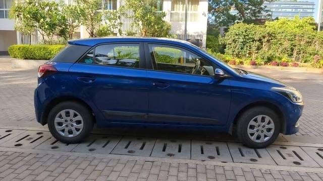 https://images10.gaadi.com/usedcar_image/3407490/original/VCC_IMG_1679744884187_1718965_97_1679745259_33386fdc-5af2-48f1-938c-eac0cd944ecc_04043990-3d6f-47c8-b2cf-4c88242bd4c0.jpg?imwidth=6402