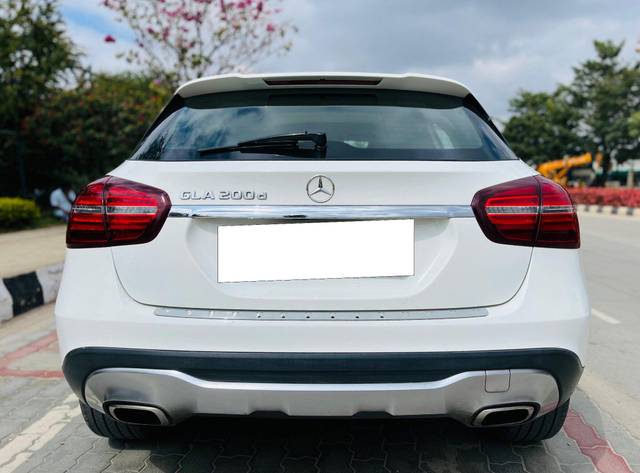 https://images10.gaadi.com/usedcar_image/3408113/original/processed_img2737217__used_car_2737217_1701333828.jpg?imwidth=6401