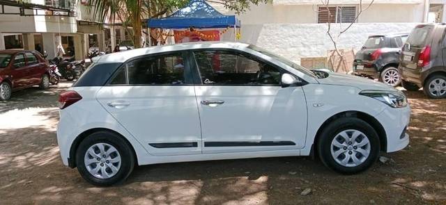 https://images10.gaadi.com/usedcar_image/3408552/original/VCC_IMG_1679814874656_1719235_97_1679815372_d47afc4e-b220-494d-b823-16ad691275c5_82db2756-5127-4349-95c5-594baa928365.jpg?imwidth=6402