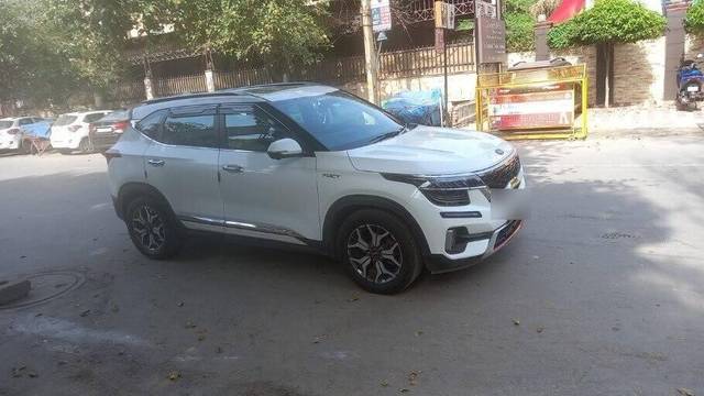 https://images10.gaadi.com/usedcar_image/3408679/original/VCC_1719324_333_1679830970_f1c48af9-44b8-441b-9dd9-4c6d5877bda6.jpg?imwidth=6401