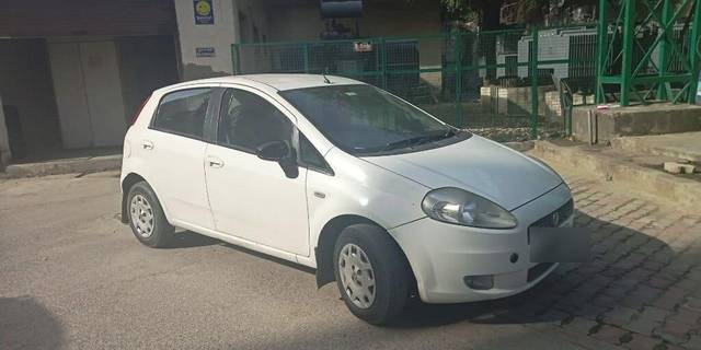 https://images10.gaadi.com/usedcar_image/3408730/original/VCC_1719352_334_1679833836_18ce1dd7-3500-4403-873f-40e147594065.jpg?imwidth=6401