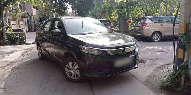 https://images10.gaadi.com/usedcar_image/3408784/original/VCC_1719348_116_1679835580_df2c60f1-3b31-4452-b328-7592da8c5aee_07682648-6bd3-4019-b306-56126cb757a7.jpg?imwidth=6400