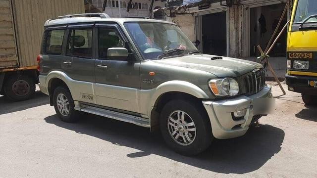 https://images10.gaadi.com/usedcar_image/3409493/original/VCC_1719561_334_1679907377_481b6bb5-e57f-4327-8652-942dba434c1d_45d8b664-3cbe-4f32-a67e-359c15dc71a5.jpg?imwidth=6401
