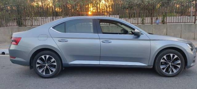 https://images10.gaadi.com/usedcar_image/3409644/original/VCC_IMG_1679921363751_1719740_97_1679921478_366cab04-5dab-4207-bf0f-7ab3f7cf902c.jpg?imwidth=6402