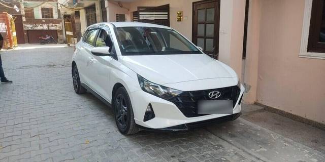 https://images10.gaadi.com/usedcar_image/3410141/original/VCC_1719999_116_1679998818_a8c3a2e4-bbb3-4eac-9a23-3074cbd4dffa.jpg?imwidth=6400
