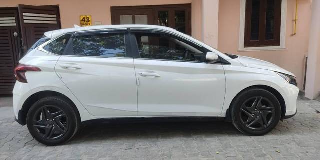 https://images10.gaadi.com/usedcar_image/3410141/original/VCC_IMG_1679992295180_1719999_97_1679992677_a8c3a2e4-bbb3-4eac-9a23-3074cbd4dffa.jpg?imwidth=6402