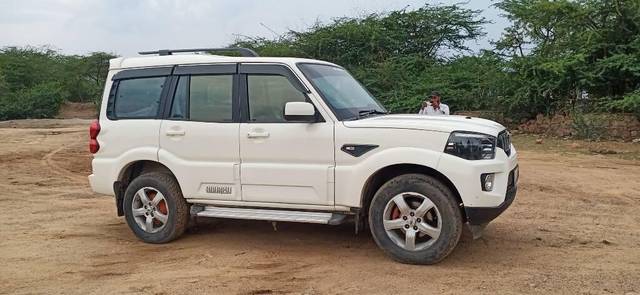 https://images10.gaadi.com/usedcar_image/3414410/original/VCC_IMG_1680259840502_1721208_333_1680260122_595908ac-4048-4715-8b2e-6f76b0803cb2.jpg?imwidth=6402