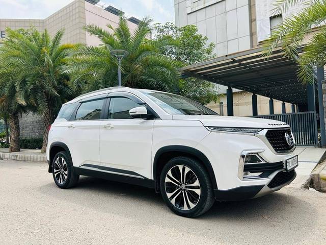 https://images10.gaadi.com/usedcar_image/3414694/original/used_car_2743225_1680422009_ab5de5ec-6d10-4e1c-b10f-1f4d1f5fa512.jpg?imwidth=6400