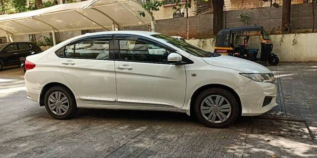 https://images10.gaadi.com/usedcar_image/3415590/original/fd8324e2-cbab-469c-aec4-c3ec11d39e75-VCC_IMG_1680426623251_1721488_333_1680426674_cea214c1-821b-4e19-820d-f442e71254a9_b8f53c20-18dd-45b4-9962-c4542d2ceaca.jpg?imwidth=6401