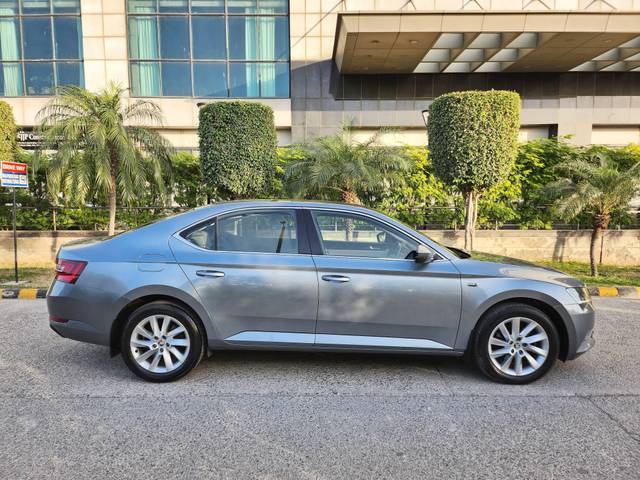 https://images10.gaadi.com/usedcar_image/3419527/original/used_car_2747355_1681978661_846acf50-964e-4024-b176-77f5ca8437ab_08503dce-737e-411e-b656-ffdf32a93e40.jpg?imwidth=6401
