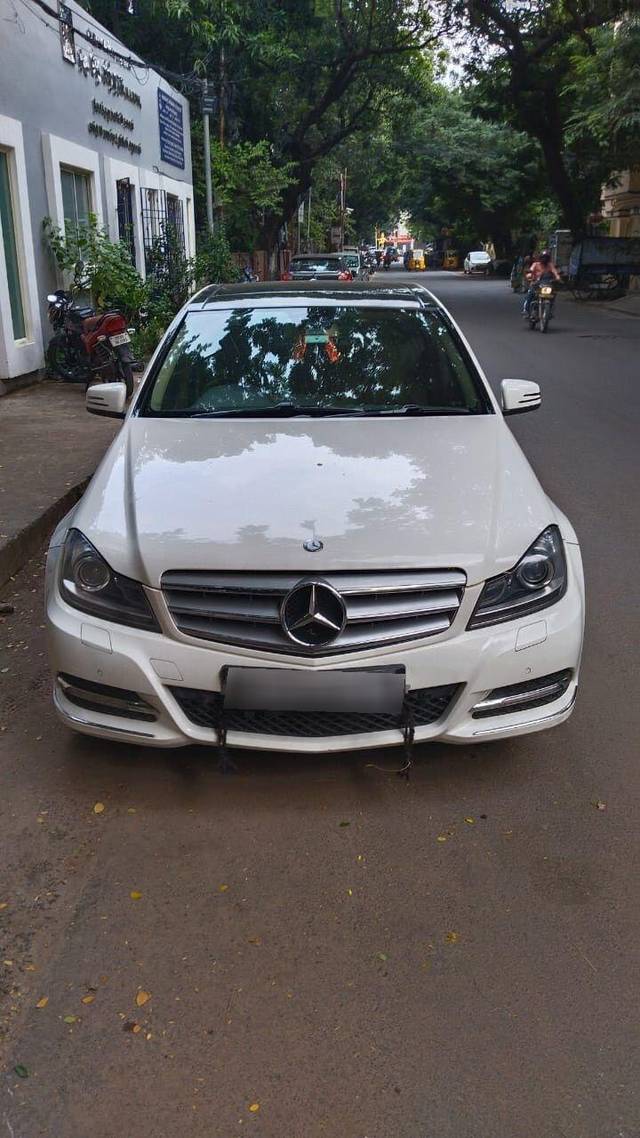 https://images10.gaadi.com/usedcar_image/3421359/original/processed_img2748902__used_car_2748902_1697451027.jpg?imwidth=6400