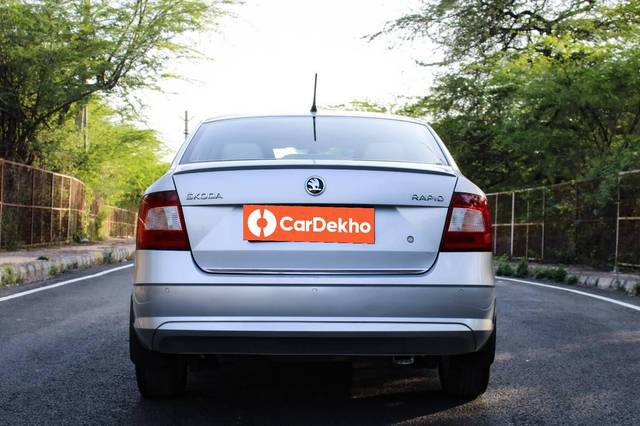 https://images10.gaadi.com/usedcar_image/3424052/original/used_car_2751178_1681628772_337ff42a-62f1-4d75-8ddd-aef7a46b7487.jpg?imwidth=6402