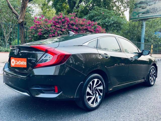 https://images10.gaadi.com/usedcar_image/3427819/original/used_car_2754430_1682929829_e5a7f53c-d927-4313-9807-695b6a6602dd_88f95e1e-85ec-4f8e-b644-735456a0f731.jpg?imwidth=6402
