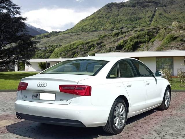 https://images10.gaadi.com/usedcar_image/3430223/original/used_car_2756537_1682080196_a9617e2e-e960-4546-85fb-836ffb6bef43.jpg?imwidth=6402