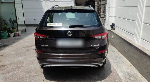 https://images10.gaadi.com/usedcar_image/3430461/original/VCC_1728158_96_1682059642_009b7ecc-fbd1-4fef-bf55-57661e68c449.jpg?imwidth=6401