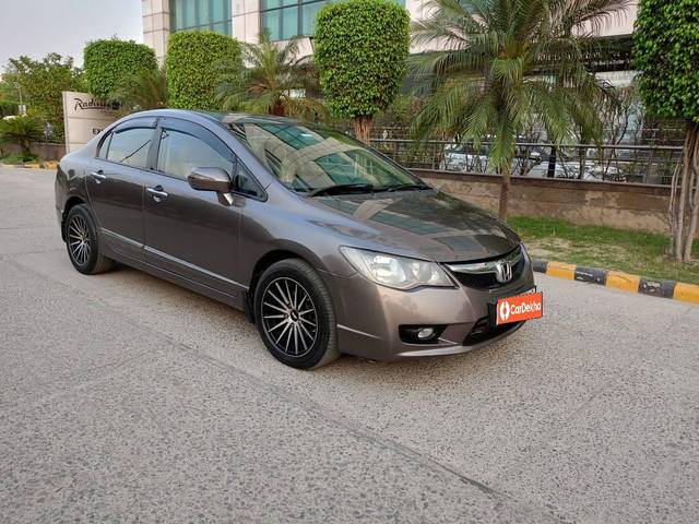 https://images10.gaadi.com/usedcar_image/3430724/original/used_car_2756940_1682169383_ee3f9f3d-e580-414c-9044-ffef815b1596.jpg?imwidth=6400