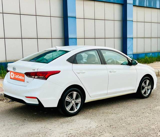 https://images10.gaadi.com/usedcar_image/3436623/original/used_car_2762036_1682775830_ed770268-e3ec-49ac-a424-dd5f02ffa192.jpg?imwidth=6402