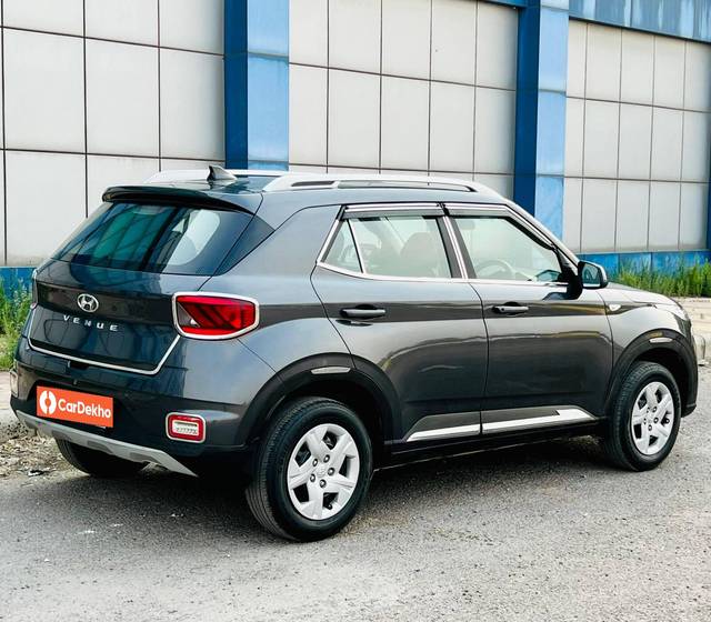 https://images10.gaadi.com/usedcar_image/3436625/original/used_car_2762037_1682776117_e239072b-c365-4741-8167-416addcdb4c8.jpg?imwidth=6402