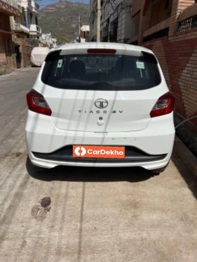 https://images10.gaadi.com/usedcar_image/3446194/original/9af460c2-2530-42e1-9703-c2974c50a5c5_f6b2282c-e9f6-4a1a-9d8c-1b63f1c8cc51.jpeg?imwidth=6400