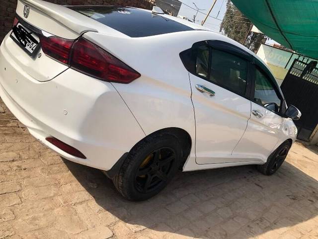 https://images10.gaadi.com/usedcar_image/3448516/original/76f241f4-14b6-4238-946e-26cd12f1b9fc_95c1acaa-5d72-4bab-a223-3bc2745d0a9e.jpeg?imwidth=6400
