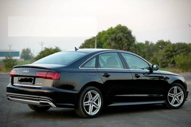 https://images10.gaadi.com/usedcar_image/3449568/original/605ac16f-f2aa-43ff-b175-a7beafd9c56c_357e6a38-952e-4bcd-a0b2-2b5588dc4cdd.jpeg?imwidth=6401