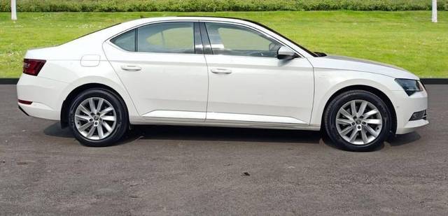 https://images10.gaadi.com/usedcar_image/3450110/original/used_car_2773301_1684324454_46b5c957-2aa2-4c84-8abf-53a5548dfcf7_8e77dad2-92ec-48fb-9805-9eac74cbbdbb_457f5679-a36e-4ff4-a62b-42cf250e4010.jpg?imwidth=6401