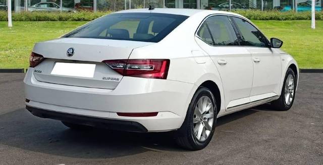 https://images10.gaadi.com/usedcar_image/3450110/original/used_car_2773301_1684324461_46b5c957-2aa2-4c84-8abf-53a5548dfcf7_8e77dad2-92ec-48fb-9805-9eac74cbbdbb_457f5679-a36e-4ff4-a62b-42cf250e4010.jpg?imwidth=6402