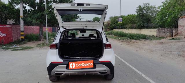https://images10.gaadi.com/usedcar_image/3451117/original/used_car_2774181_1684408160_a1845600-7f3f-4a37-8d24-c333d1e0db1f.jpg?imwidth=6401