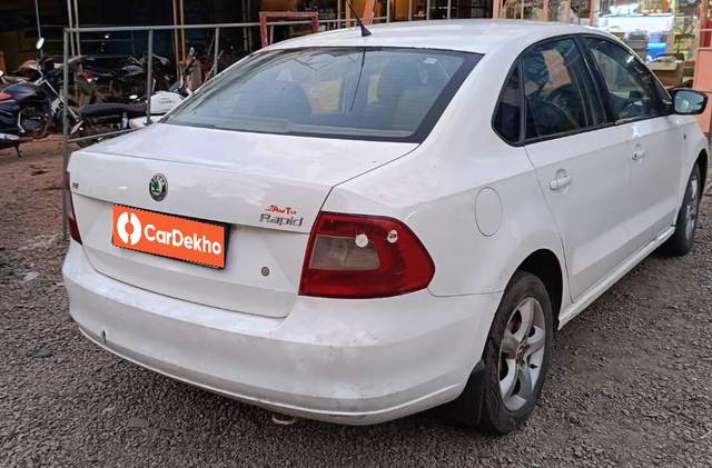 https://images10.gaadi.com/usedcar_image/3451974/original/64c6c28b-e3e1-4ad4-b862-fec154612f89_af5fd952-9341-4cc2-a162-27f85132a505.jpg?imwidth=6401