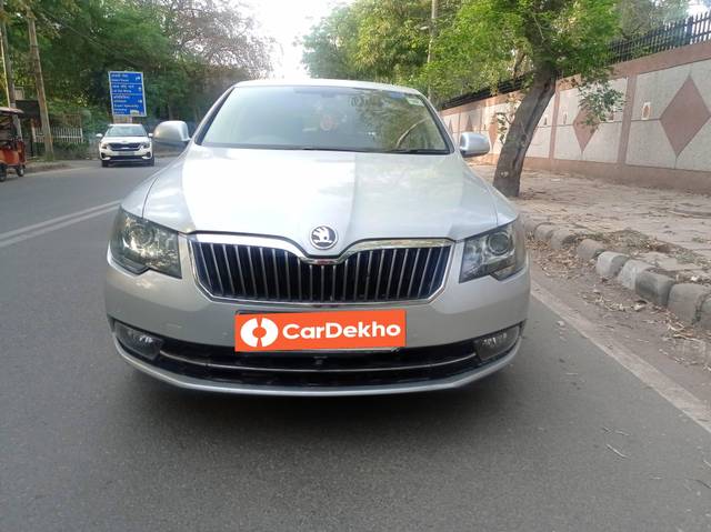 https://images10.gaadi.com/usedcar_image/3452028/original/used_car_2774930_1684514322_e32fe29e-e6d6-4085-aec9-f0cd0a1ed6b8.jpg?imwidth=6402