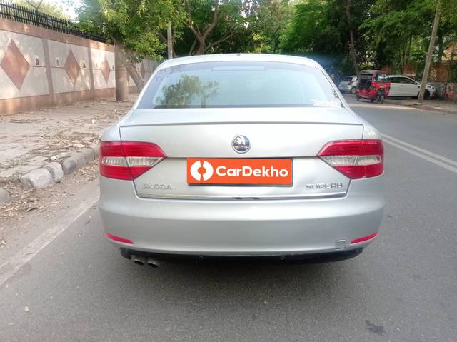 https://images10.gaadi.com/usedcar_image/3452028/original/used_car_2774930_1684514326_e32fe29e-e6d6-4085-aec9-f0cd0a1ed6b8.jpg?imwidth=6400
