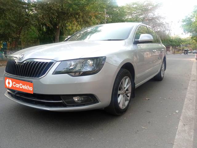 https://images10.gaadi.com/usedcar_image/3452028/original/used_car_2774930_1684514347_e32fe29e-e6d6-4085-aec9-f0cd0a1ed6b8.jpg?imwidth=6401
