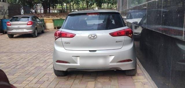 https://images10.gaadi.com/usedcar_image/3452070/original/bd8110cd-c652-4098-a130-cdc6cb3a0475-VCC_1736285_96_1684155425_b0f7e42c-09dd-4597-8b86-565e56c14bd9_2f045a4e-7f52-429e-860b-1ae52b2685fa.jpg?imwidth=6402