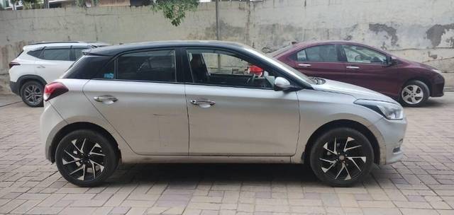 https://images10.gaadi.com/usedcar_image/3452070/original/c624aa4b-787c-4fa1-a35f-c66e92a63c79-VCC_IMG_1684149116425_1736285_97_1684149457_b0f7e42c-09dd-4597-8b86-565e56c14bd9_2f045a4e-7f52-429e-860b-1ae52b2685fa.jpg?imwidth=6401