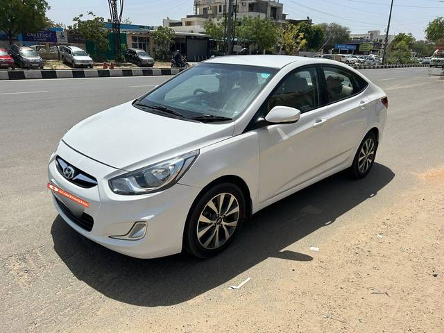 https://images10.gaadi.com/usedcar_image/3452187/original/used_car_2775036_1684564868_e555bb8e-5548-4498-b1c3-69d418a3e456.jpg?imwidth=6402