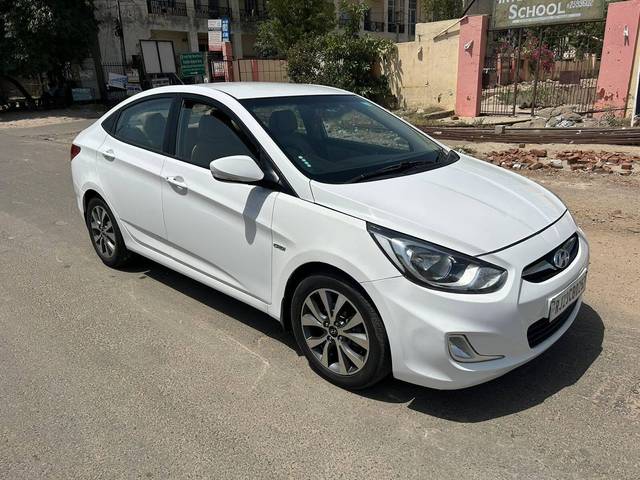 https://images10.gaadi.com/usedcar_image/3452187/original/used_car_2775036_1684564872_e555bb8e-5548-4498-b1c3-69d418a3e456.jpg?imwidth=6401