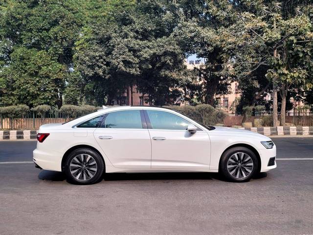 https://images10.gaadi.com/usedcar_image/3452398/original/used_car_2775230_1684570910_6436b933-74ea-4a22-bc8c-ea729db0a320.jpg?imwidth=6401