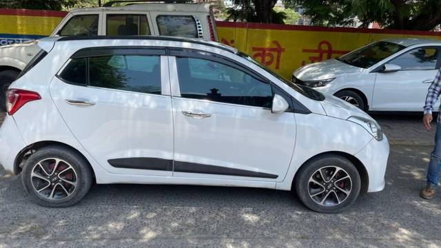 https://images10.gaadi.com/usedcar_image/3453490/original/b578bed8-2a9f-4080-a119-2f1a0e16ab68_82a78406-92d3-441c-ab1f-ec49141afc30.jpeg?imwidth=6400