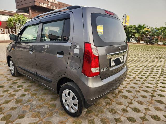 https://images10.gaadi.com/usedcar_image/3454496/original/used_car_2777074_1684757547_137e1222-fb83-44f1-aca8-07681e694515.jpg?imwidth=6402