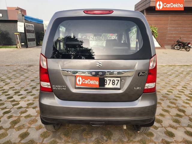 https://images10.gaadi.com/usedcar_image/3454496/original/used_car_2777074_1684757558_137e1222-fb83-44f1-aca8-07681e694515.jpg?imwidth=6401