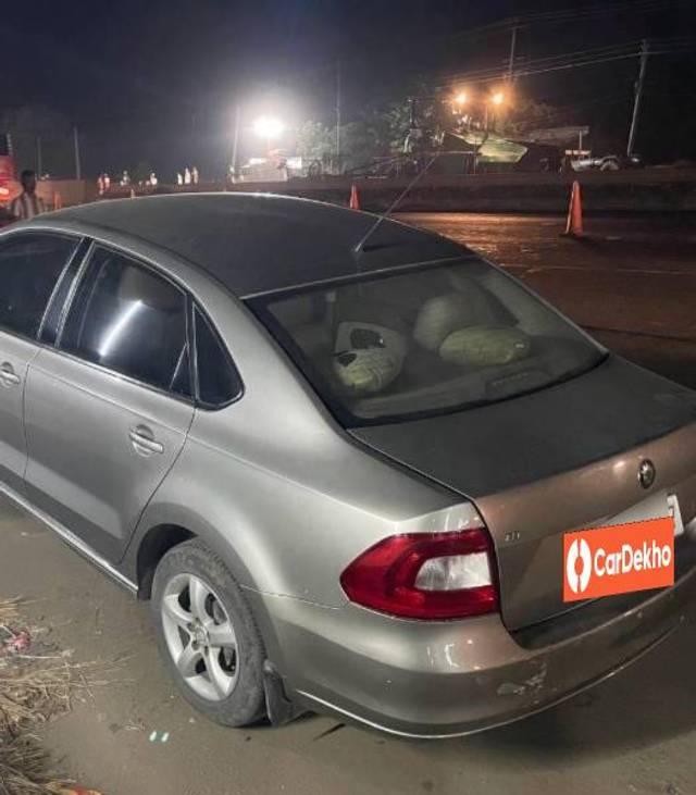 https://images10.gaadi.com/usedcar_image/3455679/original/5ba83e56-89c8-4ec1-8245-4171cb5b1707_53bb8174-ba69-4199-bf5e-5ee959f60d5b.jpeg?imwidth=6401